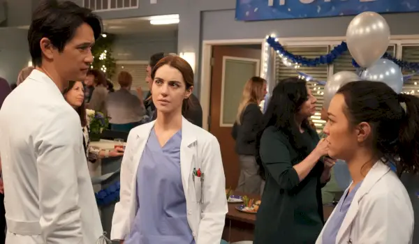GREY'S ANATOMY - Shadow of Your Love/Mama Who Bore Me - Det er Maggies siste dag. Amelias forhold til Kai blir testet, og Ben bekymrer seg mens Baileys doxing intensiveres. Med Levi’s hjelp feirer en pasient en milepæl. Jo behandler en vanskelig diagnose, og Maggie og Winston bestemmer fremtiden deres. TORSDAG 13. APRIL (21:00–23:00 EDT), på ABC. (ABC/Eric McCandless) HARRY SHUM JR., ADELAIDE KANE, MIDORI FRANCIS