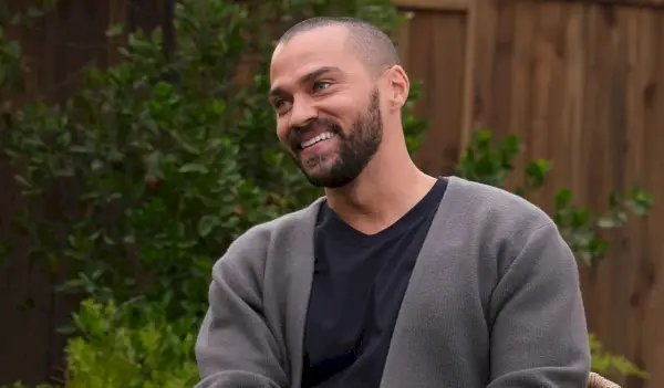 Jesse Williams, cinza