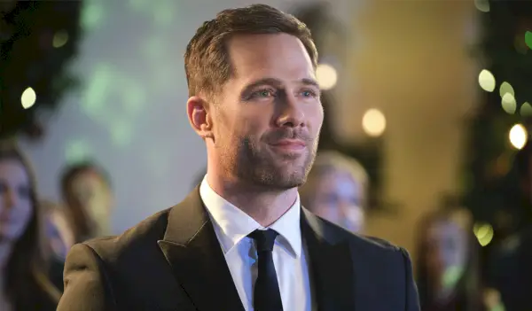 Luke MacFarlane, marca registrada