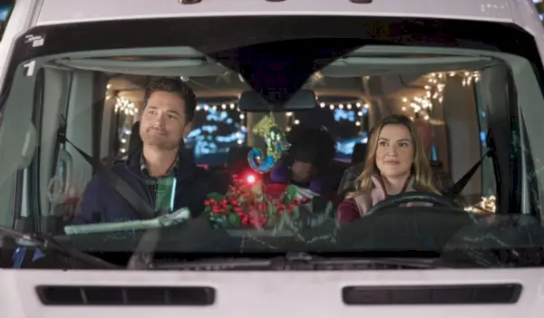 Sara Canning a Warren Christie v Holiday Road na Hallmarku