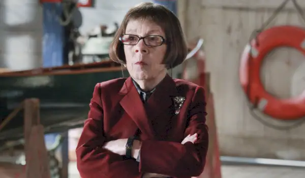 Linda Hunt jako Hetty w serialu NCI Los Angeles