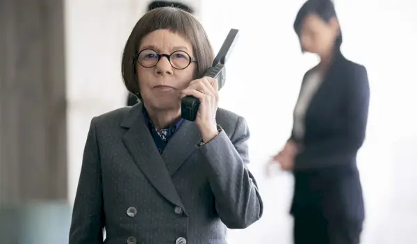 Linda Hunt nel ruolo di Hetty in NCIS: Los Angeles con il telefono vicino all'orecchio