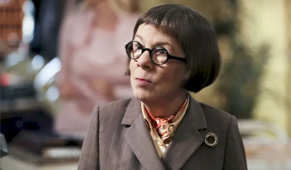 Linda Hunt nel ruolo di Hetty in NCIS: Los Angeles