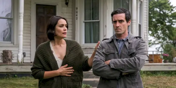 El ex diputado So & So está junto a Courtney con el ceño fruncido en Sinister 2