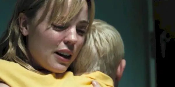 Jess (Melissa George) holder Tommy (Joshua McIvor) og græder i Triangle.