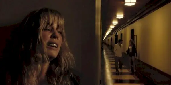 Jess (Melissa George) kigger ned ad en gang, mens folk nærmer sig hende i Triangle.