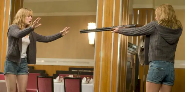 Jess (Melissa George) peger en pistol mod sin double i Triangle.