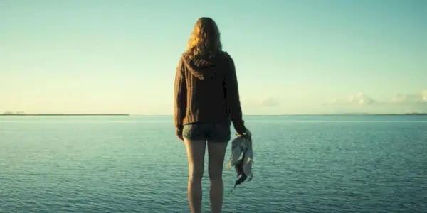 Jess (Melissa George) ser på havet og holder en død måge i Triangle (2009)
