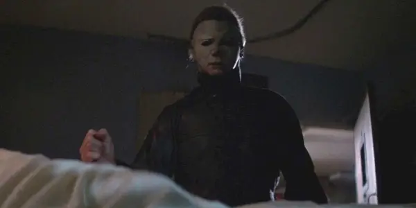 Michael Myers ao lado de uma cama de hospital em Halloween II.