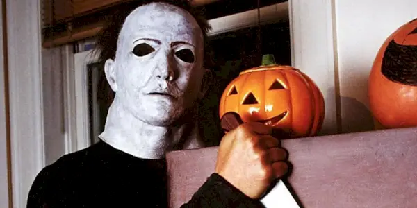 Michael Myers segurando uma faca em Halloween 5 A Vingança de Michael Myers.