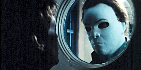Michael Myers olhando pela janela para Laurie Strode no Halloween H20.