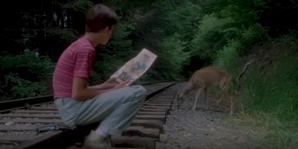 Gordie ser en hjort på togbanen i Stand by Me