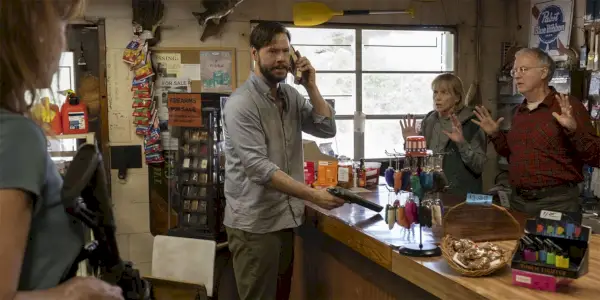 The Hunt에서 모세스(Ike Barinholtz)가 식료품점을 운영하고 있습니다.