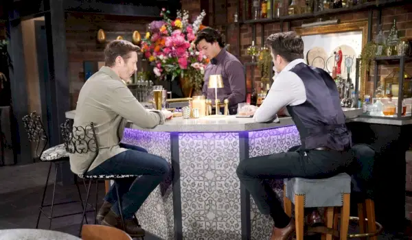 Daniel e Kyle conversam no bar da Society Y&R