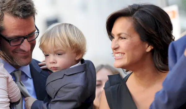 Mariska Hargitay, ektemannen Peter og sønnen deres Andrew