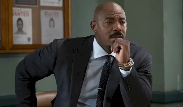 Mehcad Brooks como Det. Jalen Shaw