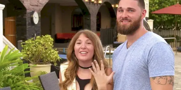 Johnna fra Love After Lockup viser sin ring med Garrett