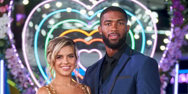 Alana Paolucci a Charlie Lynch vo finále 3. sezóny v USA na Love Island