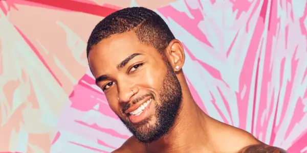 Charlie Lynch sa usmieva pred kamerou na Love Island v 3. sezóne USA