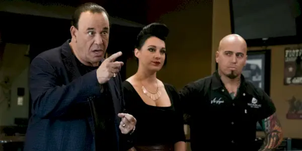 Jon Taffer ukazuje mimo kamery na Bar Rescue.