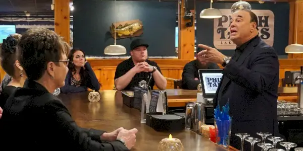 Jon Taffer vysvetľuje veci personálu baru.