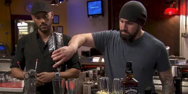 Dvaja barmani vyrábajúci drinky na Bar Rescue