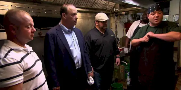 Jon Taffer so zamestnancami z baru v epizóde Hole in None z Bar Rescue