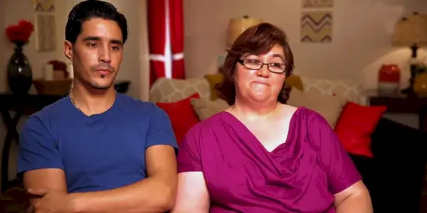 Danielle Mullins e Mohamed Jbali siedono davanti alla telecamera in 90 Day Fiancé