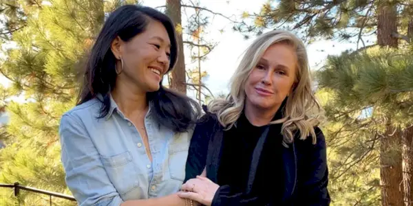 Crystal Kung-Minkoff serrant dans ses bras son amie et camarade de casting, Kathy Hilton sur RHOBH
