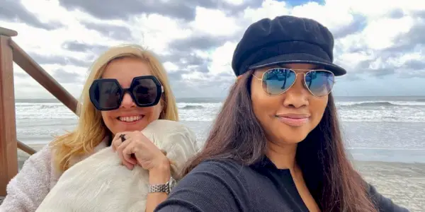 Sutton Stracke et Garcelle Beauvais souriant pour un selfie sur un bateau lors d'une scène pour RHOBH