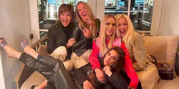 La Fox Force Five posant pour une photo pour RHOBH