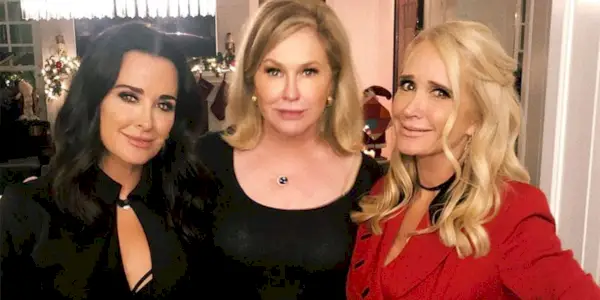Une image de Kim, Kyle et Kathy souriant tous devant la caméra de RHOBH