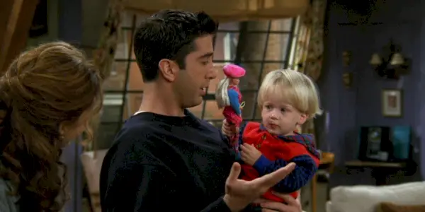Ross holder Ben som har en Barbie