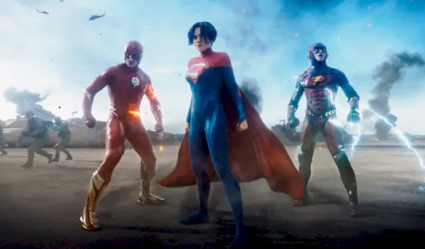 THE FLASH, da sinistra: Ezra Miller nei panni di Flash, Sasha Calle nei panni di Supergirl, Ezra Miller nei panni di Flash, 2023. © Warner Bros. /Cortesia Everett Collection