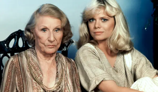 SANTA BÁRBARA, (desde la izquierda): Dame Judith Anderson, Marcy Walker, (aprox. mediados de los años 1980), 1984-93. © NBC / Cortesía: Colección Everett