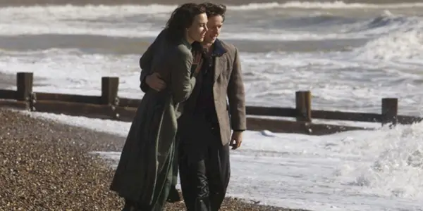 Cecilia (Keira Knightley) et Robbie (James McAvoy) marchant ensemble au bord de la mer dans Atonement