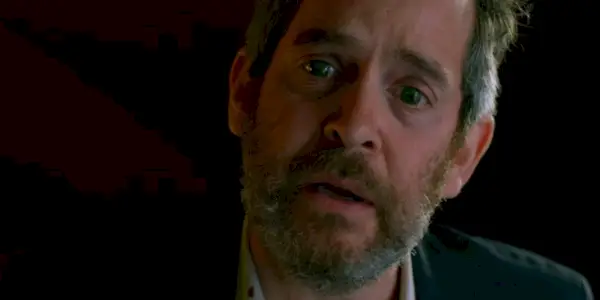 Gary (Tom Hollander) ako jeden z vedľajších zloduchov v Bird Box