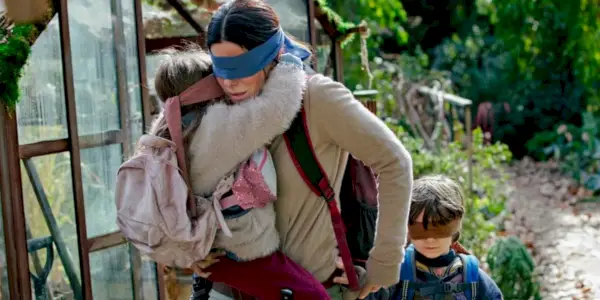 Sandra Bullock vedie deti so zaviazanými očami v Bird Box