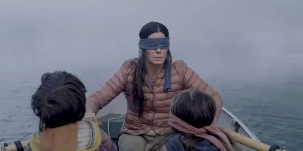 Sandra Bullock v člne, so zaviazanými očami, v Bird Box.