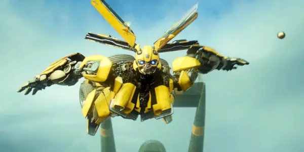 Bumblebee atacando en Transformers: Rise of the Beasts.