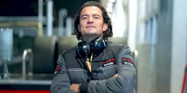 Orlando Bloom de brazos cruzados en Gran Turismo