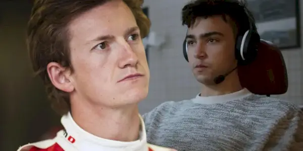 Una imagen en collage del ganador y piloto de GT Academy, Lucas Ordóñez, junto a Archie Madekwe como Jann Mardenborough en la película Gran Turismo: imagen creada por Thomas Russell