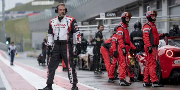 David Harbour como Jack Salter caminando por el pit lane en Gran Turismo