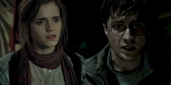 Podział obrazów płaczącej Hermiony i przerażonego Harry'ego w Harrym Potterze i Insygniach Śmierci