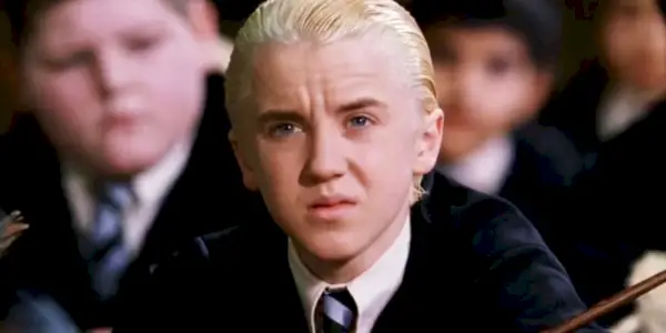 Draco Malfoy wydaje się zdezorientowany na zajęciach w Harrym Potterze i Komnacie Tajemnic