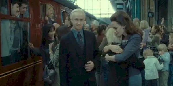 Draco Malfoy i jego żona wysłali syna do Hogwart Express w epilogu Insygniów Śmierci.