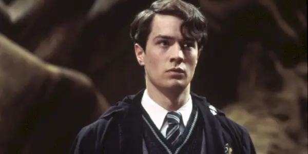 Tom Riddle (Christian Coulson) wyglądający na wściekłego w Harrym Potterze i Komnacie Tajemnic.