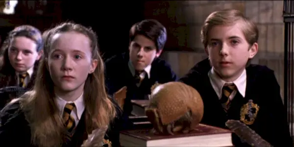 Hannah i Ernie siedzą razem na zajęciach w filmie Harry Potter i Czarnoksiężnik