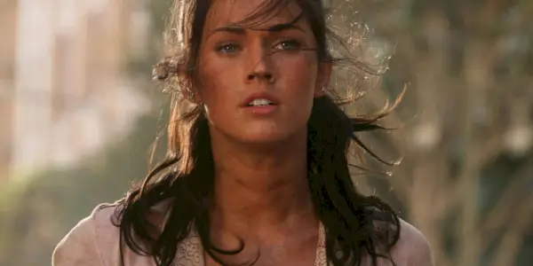 Megan Fox como Mikaela Banes con el pelo alborotado en Transformers