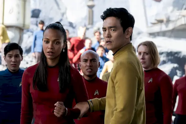 Zoe Saldana como Uhura y John Cho como Sulu en una imagen fija de Star Trek Beyond